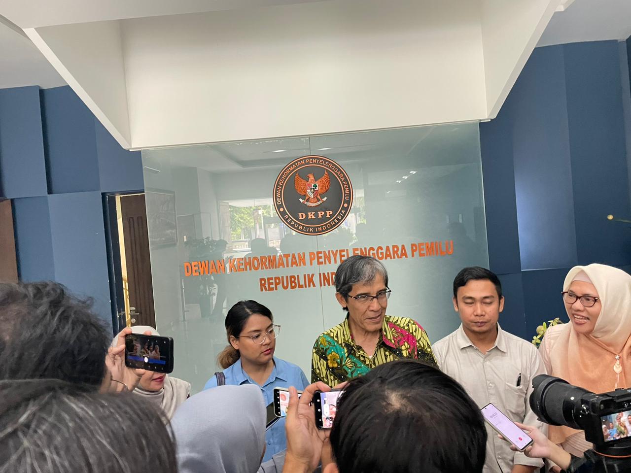 Masyarakat Peduli Keterwakilan Perempuan Adukan Ketua dan Anggota KPU ke DKPP atas Dugaan Pelanggaran Kode Etik Penyelenggara Pemilu terkait Keterwakilan Perempuan dalam Daftar Bakal Caleg Pemilu DPR dan DPRD Tahun 2024